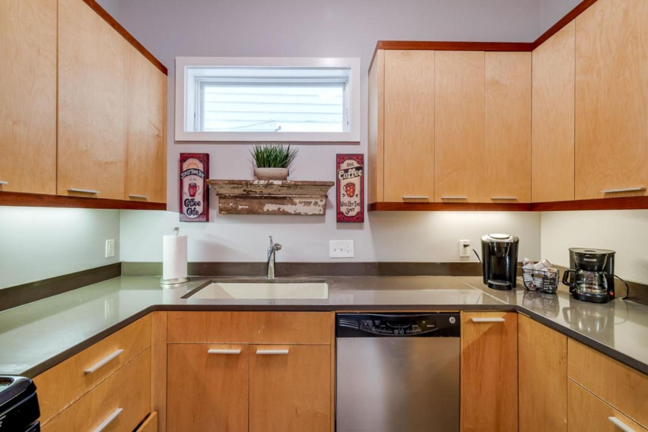 Southern Charmer-Historic District Downtown-Front Porch-Walk Score 90!!-Private Parking-1 Minute To Forsyth Park Savannah Eksteriør bilde